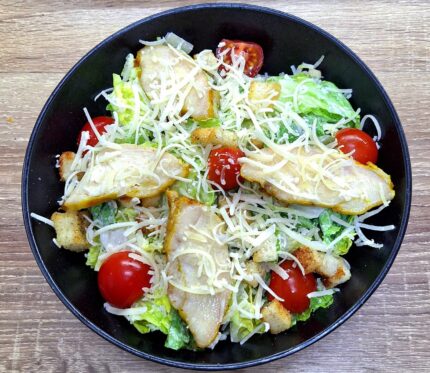 Салат цезарь с курицей